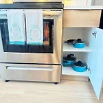 Modern Apartment Downtown Tacoma Near The Convention Center, Free Netflix , King Size Bed & Futon Sofa Bed , Ac, Great Amenities Rooftop, Self-Check-In