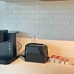 Modern Apartment Downtown Tacoma Near The Convention Center, Free Netflix , King Size Bed & Futon Sofa Bed , Ac, Great Amenities Rooftop, Self-Check-In