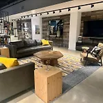 Modern Apartment Downtown Tacoma Near The Convention Center, Free Netflix , King Size Bed & Futon Sofa Bed , Ac, Great Amenities Rooftop, Self-Check-In