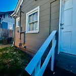 Tacoma Homestay- With Breakfast Included-Private Room