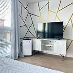 Modern Apartment Downtown Tacoma Near The Convention Center, Free Netflix , King Size Bed & Futon Sofa Bed , Ac, Great Amenities Rooftop, Self-Check-In