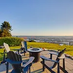 Scenic Tacoma Apartment With Deck And Fire Pit!