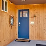 Scenic Tacoma Apartment With Deck And Fire Pit!