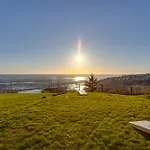 Scenic Tacoma Apartment With Deck And Fire Pit!