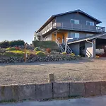 Scenic Tacoma Apartment With Deck And Fire Pit!