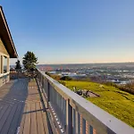 Charming Tacoma Apartment With Deck And Skyline Views!