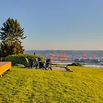 Charming Tacoma Apartment With Deck And Skyline Views!