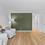 One Bedroom With Shared Bathroom At Jellys Cozy Home