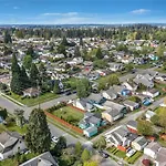 Massive 2 Bedroom With Fenced Yard