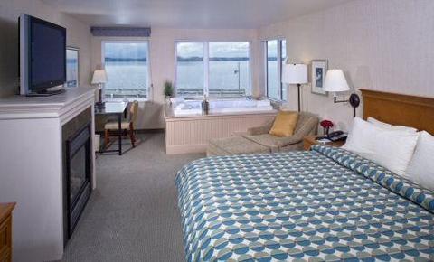 Silver Cloud Waterfront Hotel 3*