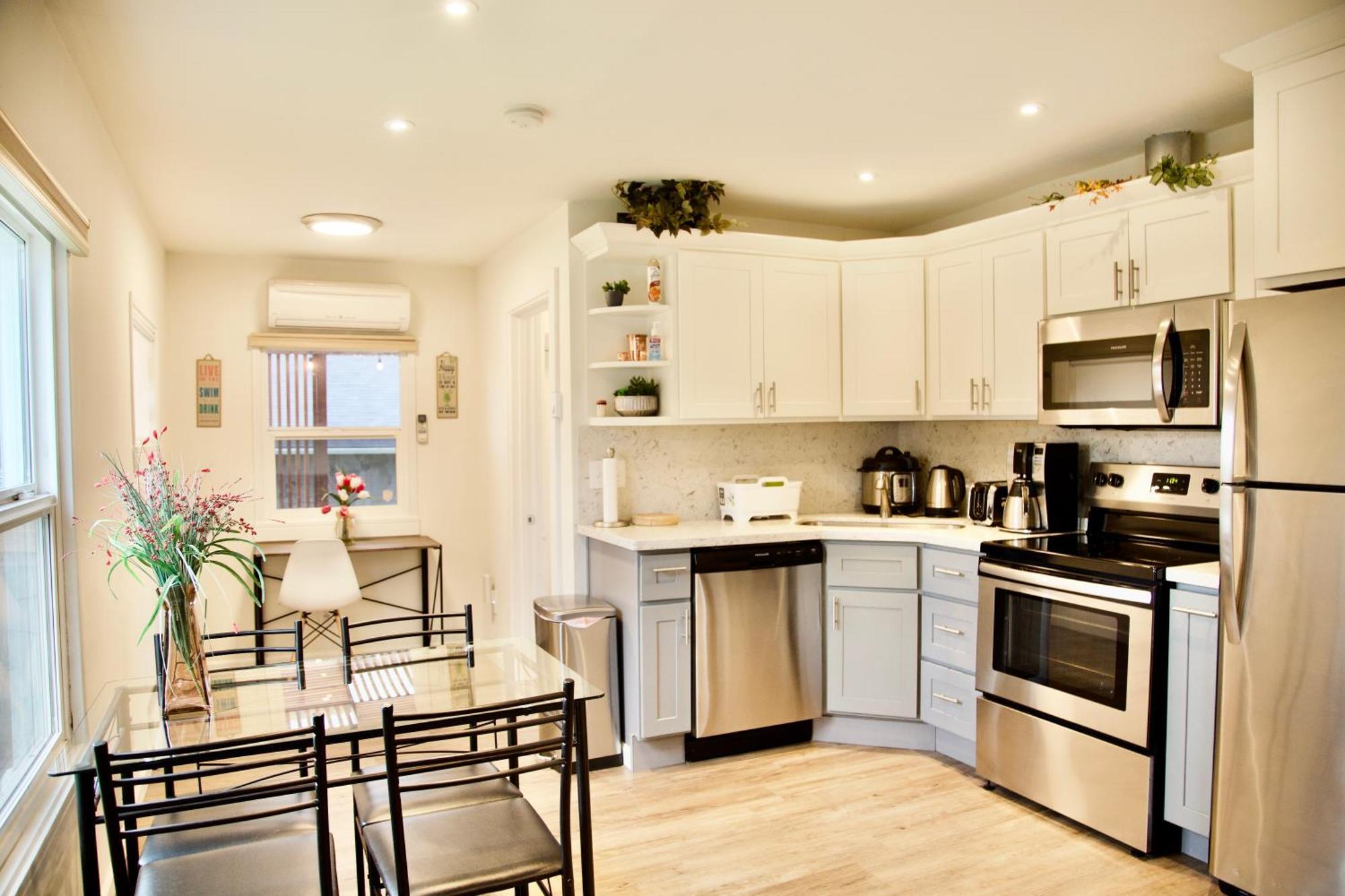 Cozy Conveniently Located With King Bed Holiday home *