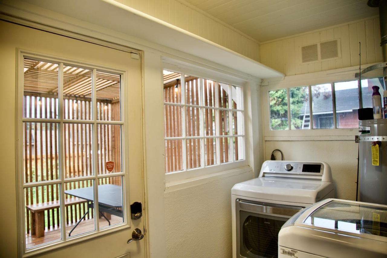 Cozy Conveniently Located With King Bed