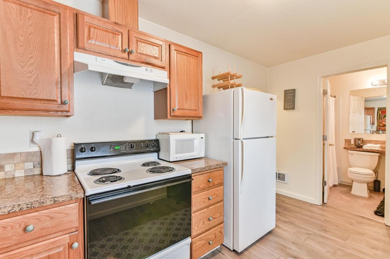 Cozy 2 Bdrm Apt - Easy Access Free Parking - Ac Unit *