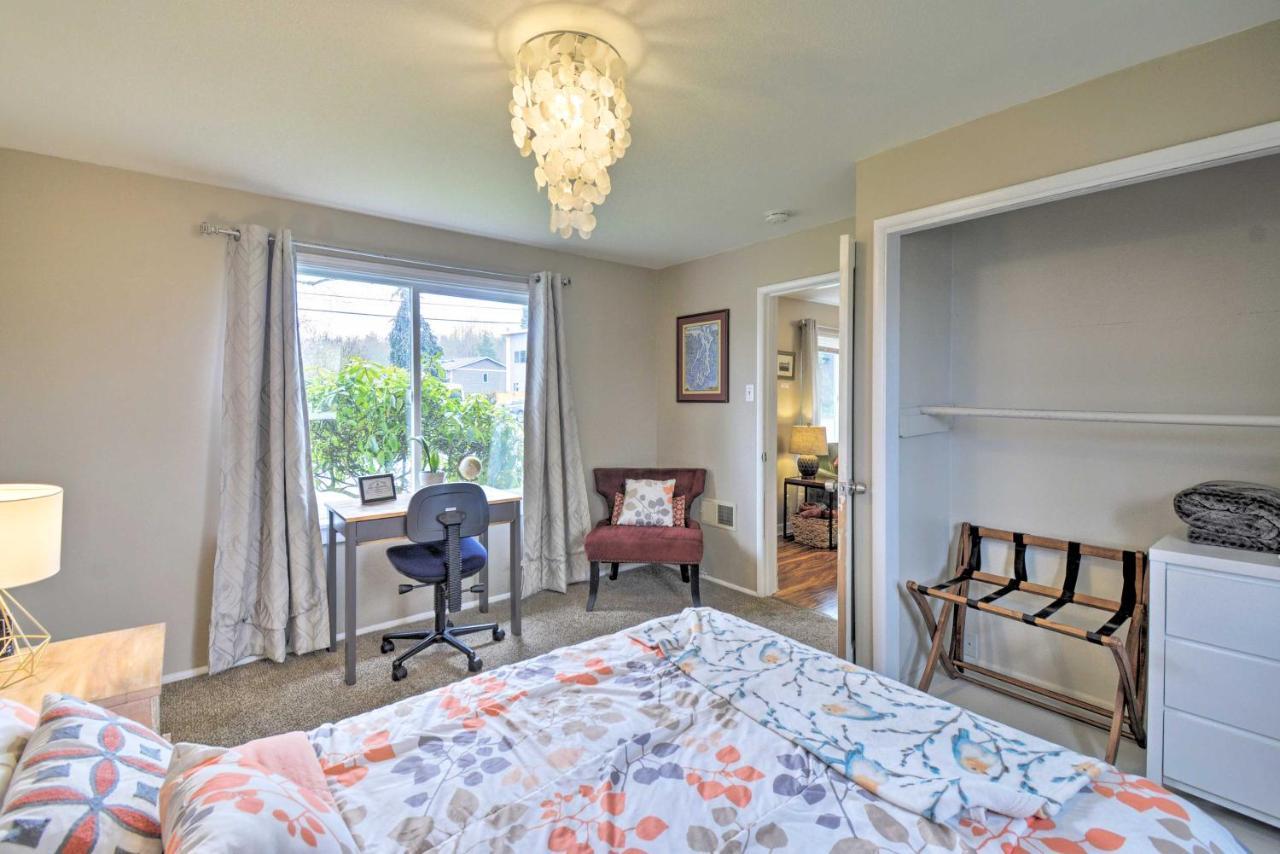 With Fire Pit - Walk To Beach! Holiday home Tacoma
