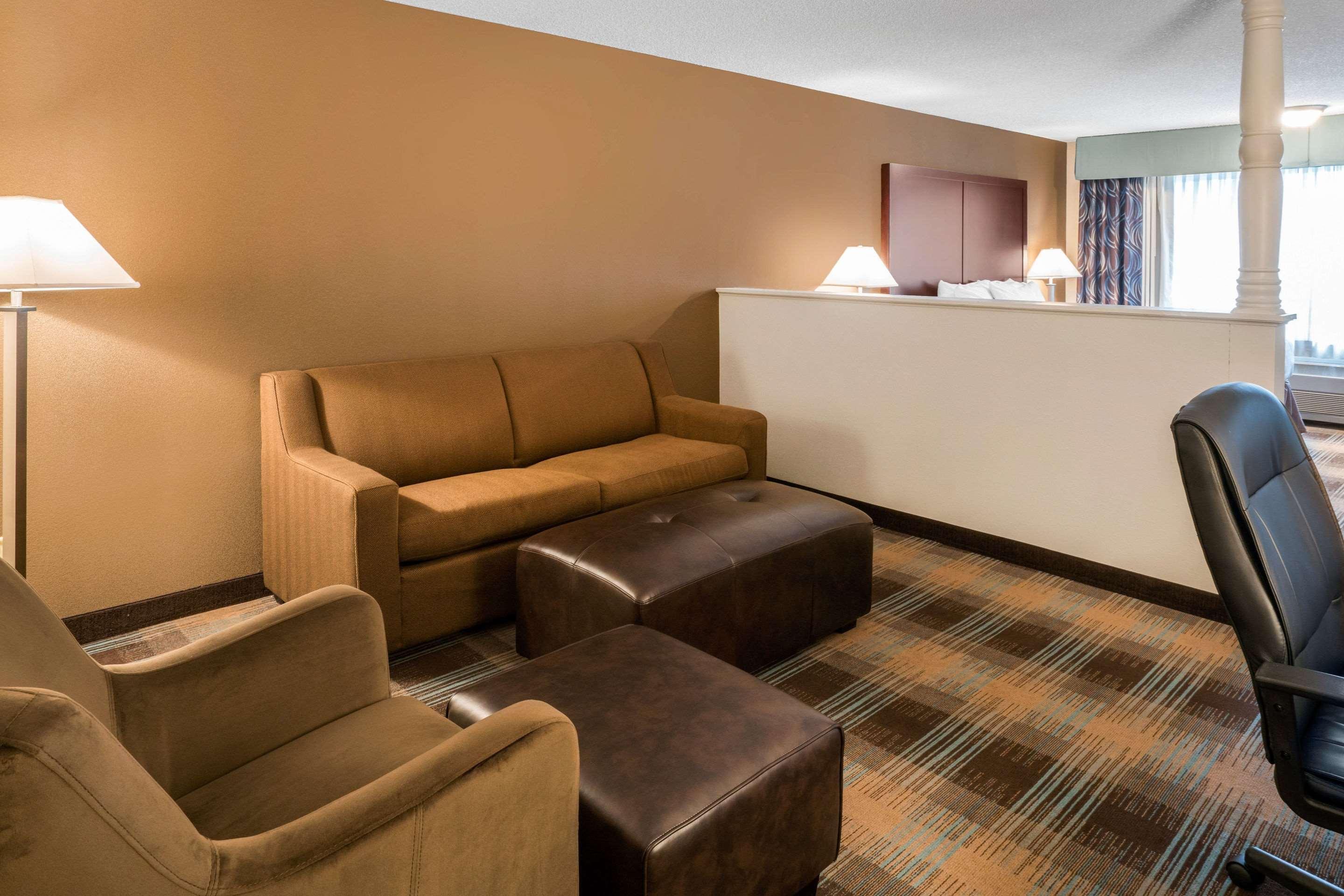 Clarion Near Jblm Hotel 3*