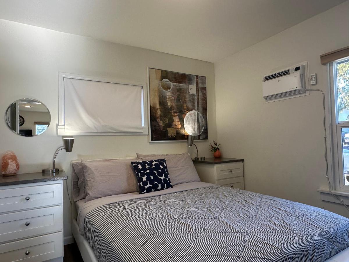 Cozy Conveniently Located With King Bed *