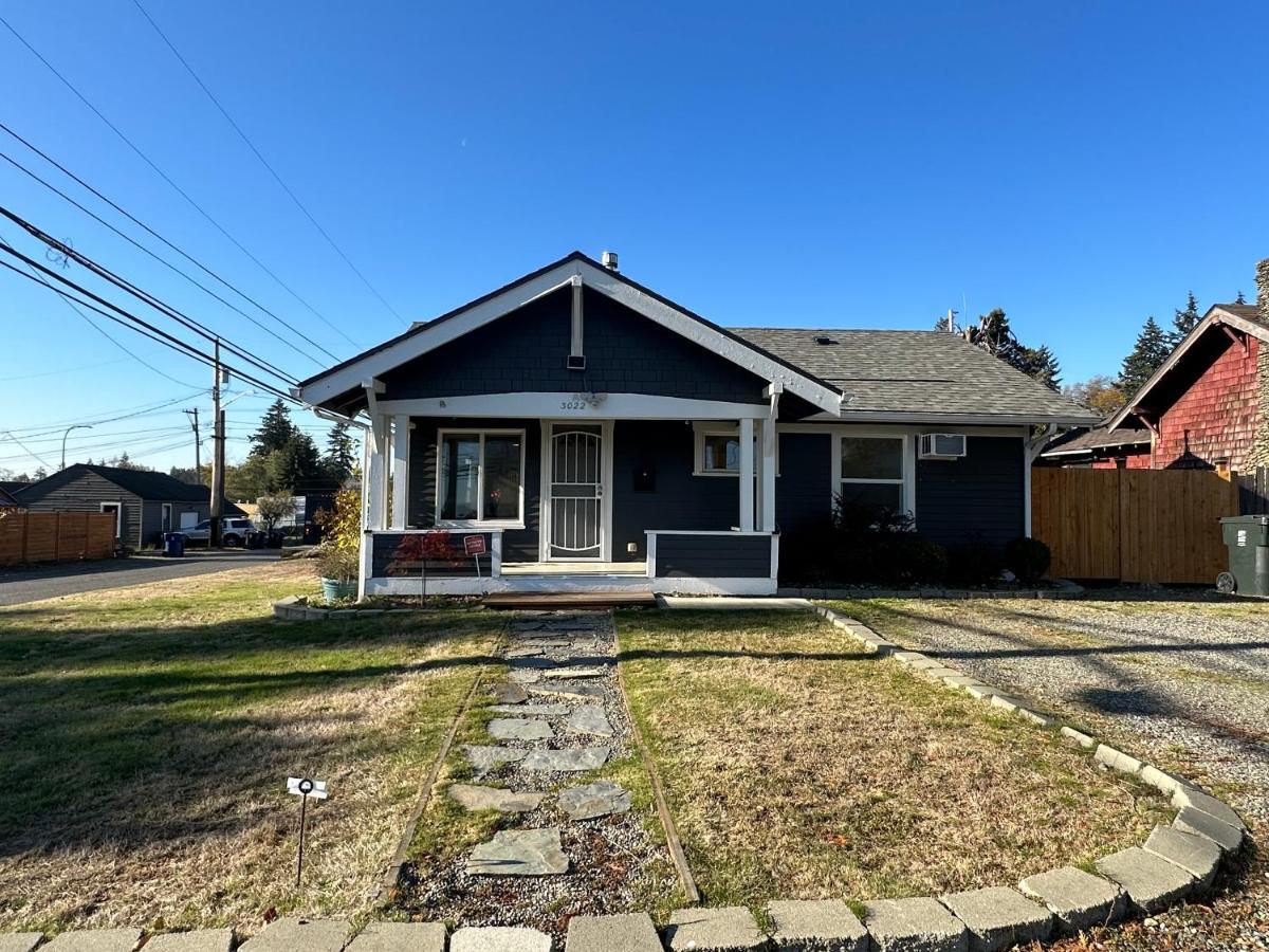 Cozy Conveniently Located With King Bed * Tacoma