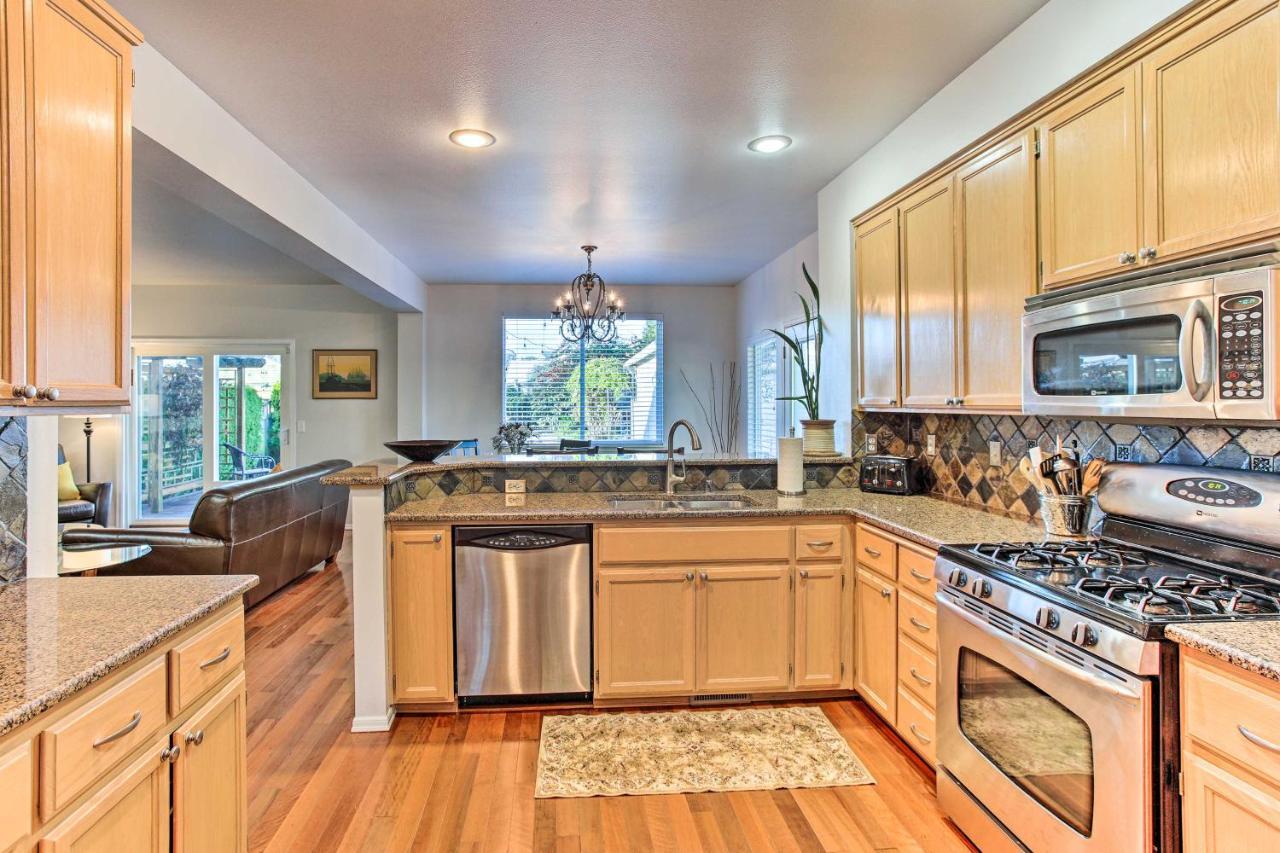 With Garden And Pond About 3 Mi To Beach! Holiday home Tacoma