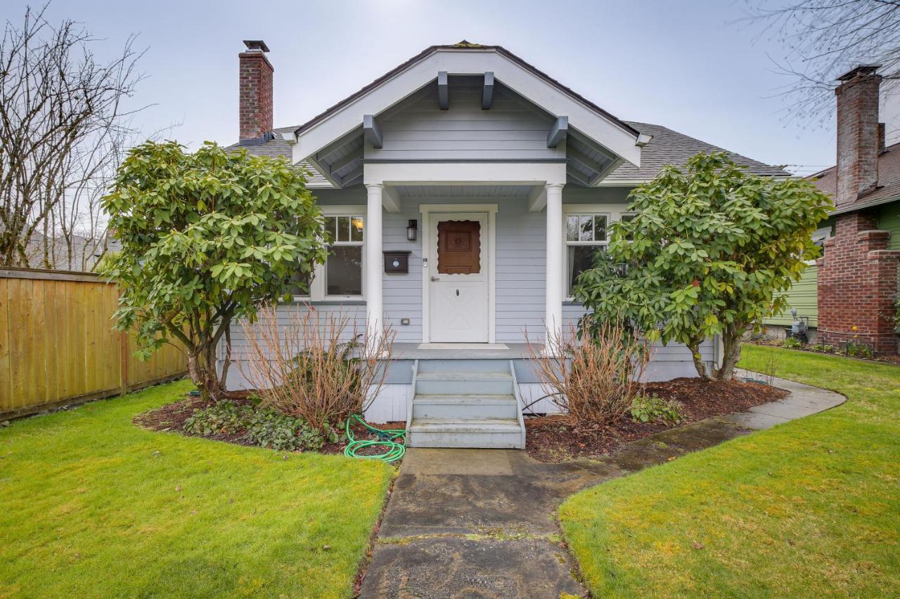 Holiday home Charming Vacation With Fenced Yard Tacoma