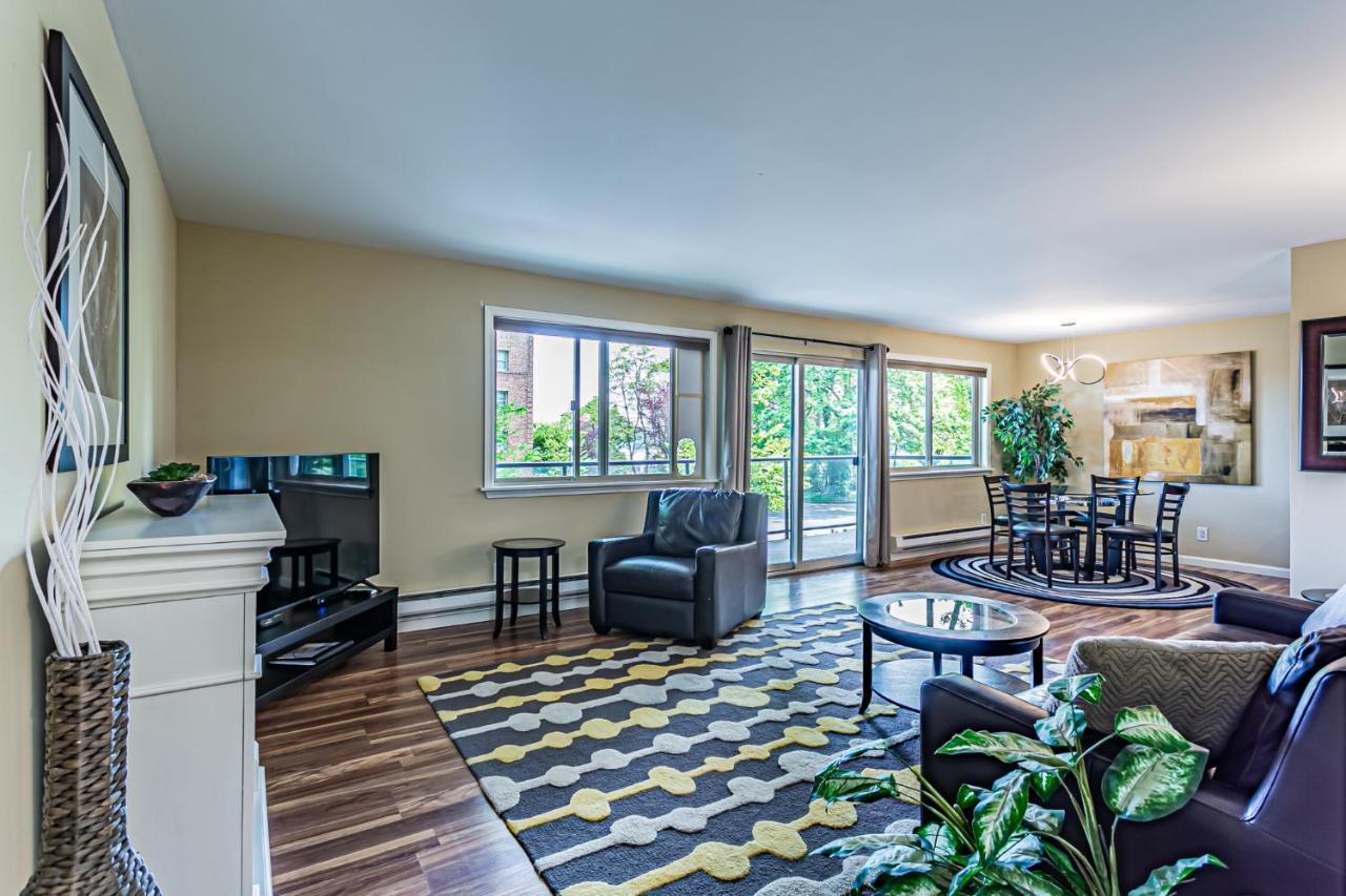 The Terrace, Area, Wd, 2 Baths, 2 Bedrooms, Jacuzzi Bath, Balcony, 925sf Tacoma