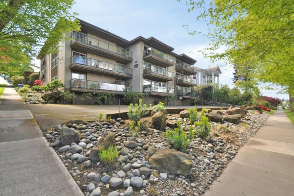 The Terrace, Area, Wd, 2 Baths, 2 Bedrooms, Jacuzzi Bath, Balcony, 925sf