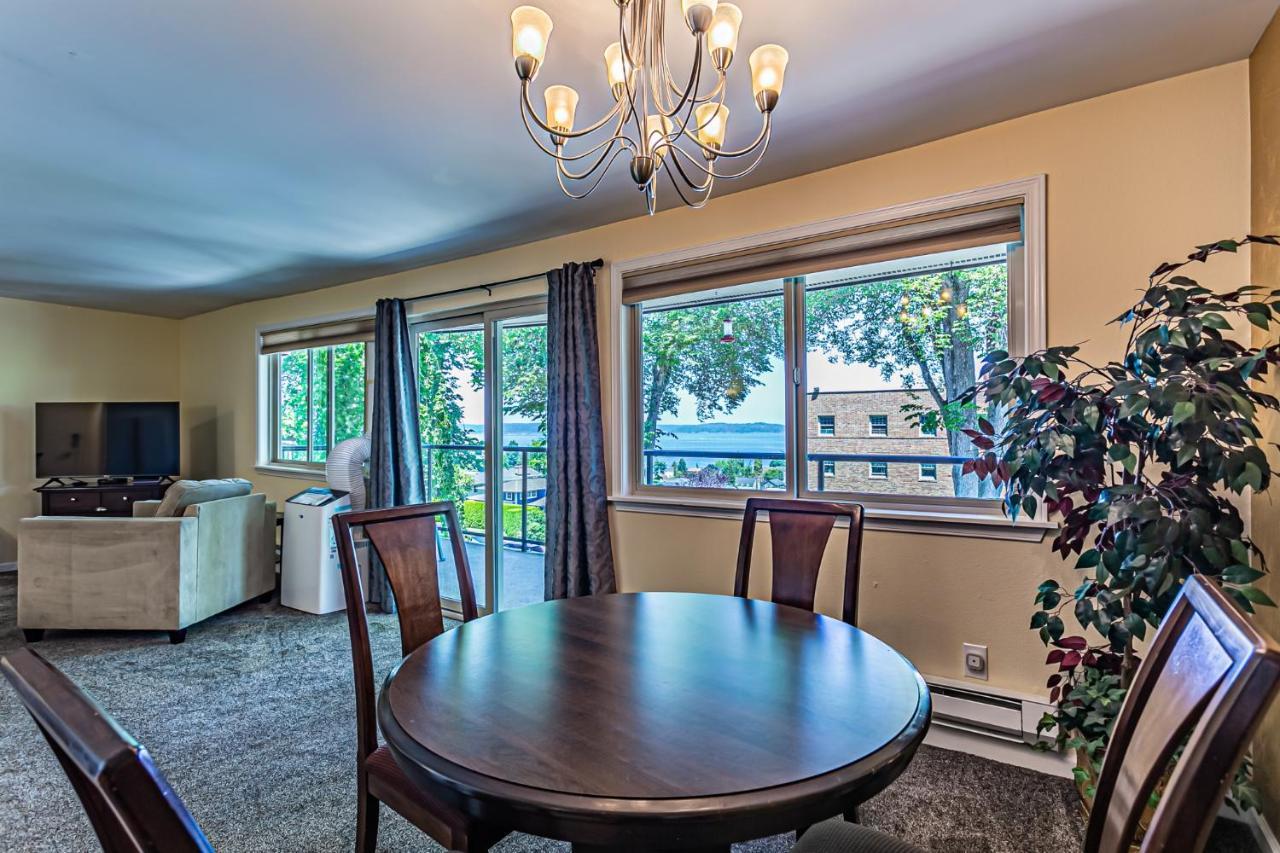 Ocean View, 2 Baths, 2 Bedrooms, No Stairs, Area, Wd, Jacuzzi Bath, Balcony, View, 925sf * Tacoma