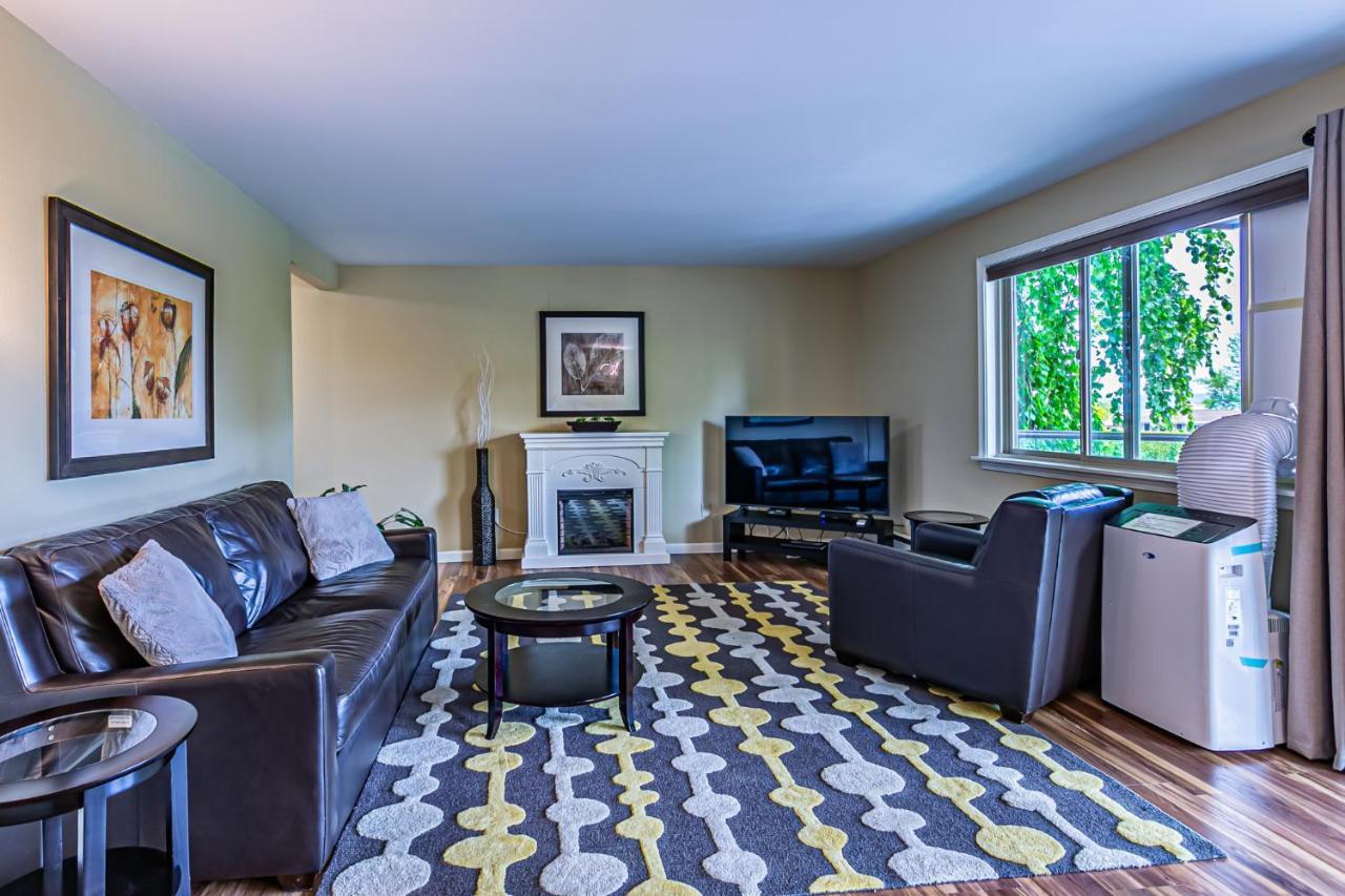 The Terrace, Area, Wd, 2 Baths, 2 Bedrooms, Jacuzzi Bath, Balcony, 925sf Apartment *