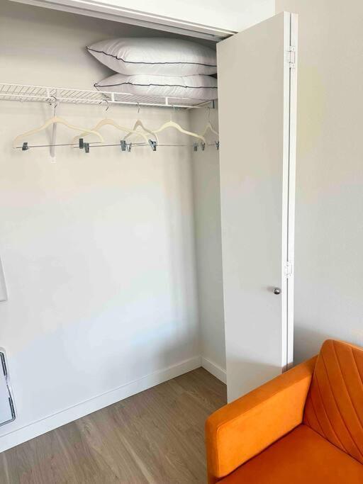 Modern Downtown Tacoma: King With Netflix & Rooftop Apartment