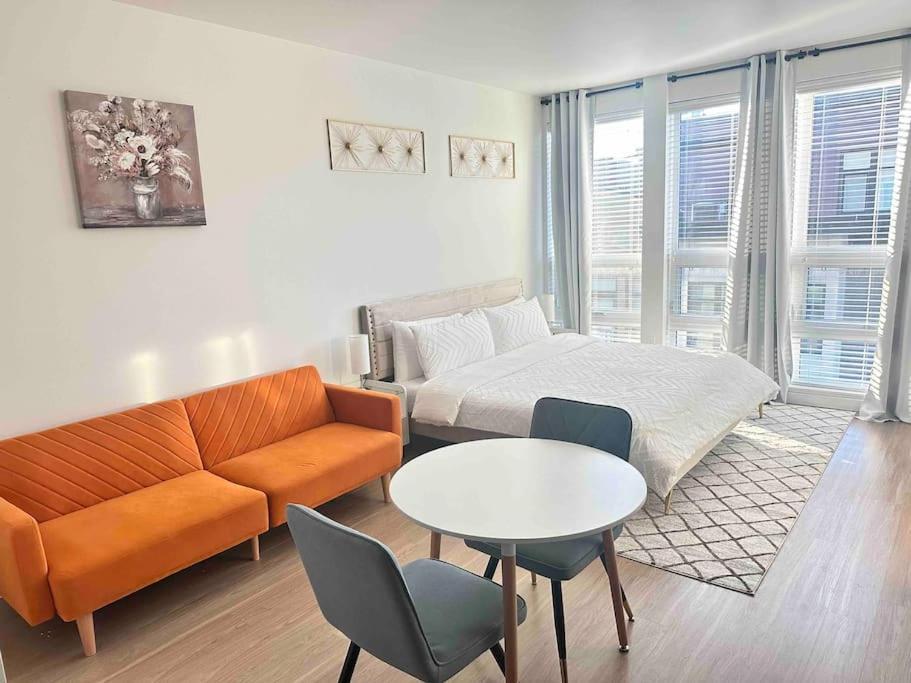 Modern Downtown Tacoma: King With Netflix & Rooftop Apartment Tacoma