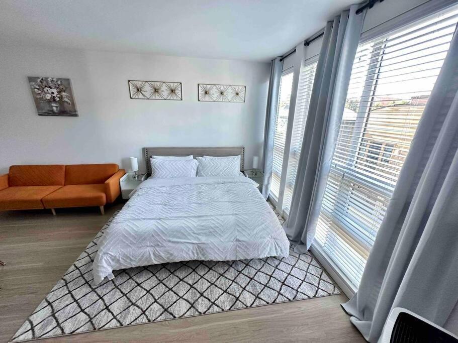 Modern Downtown Tacoma: King With Netflix & Rooftop Apartment Tacoma
