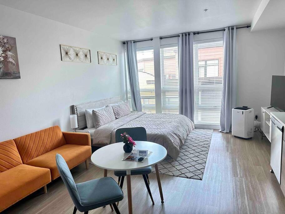 Modern Downtown Tacoma: King With Netflix & Rooftop Apartment Tacoma