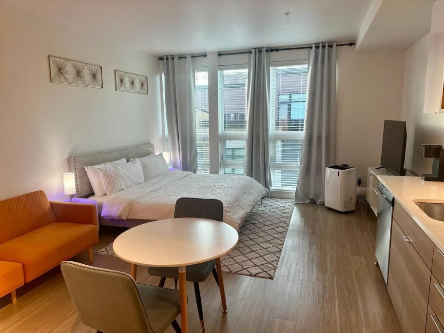 Apartment Modern Downtown Tacoma: King With Netflix & Rooftop *