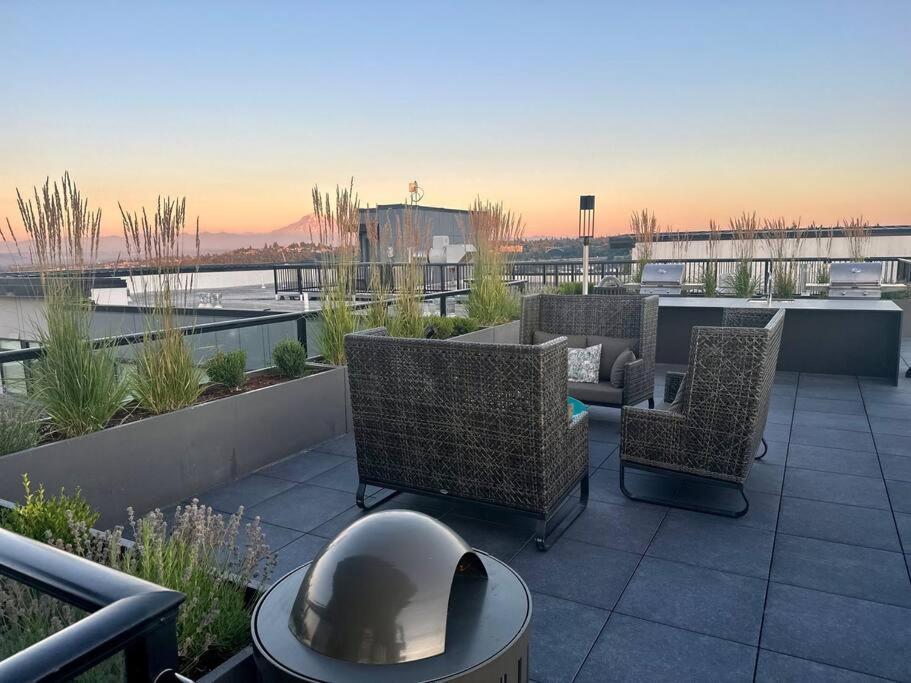 Apartment Modern Downtown Tacoma: King With Netflix & Rooftop Tacoma