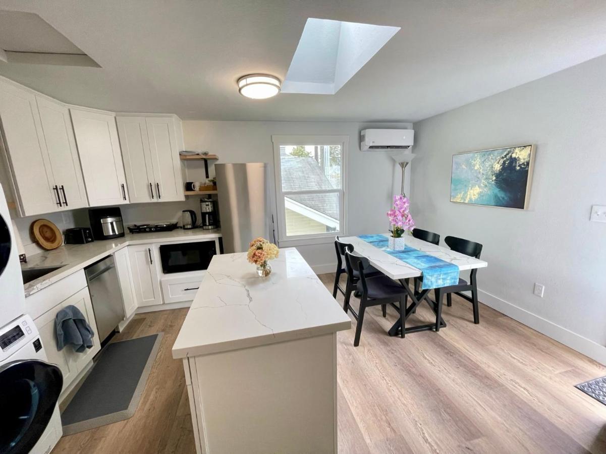 2 Bedrooms 1 Baths Sleep 5 With Compact Kitchen Apartment *