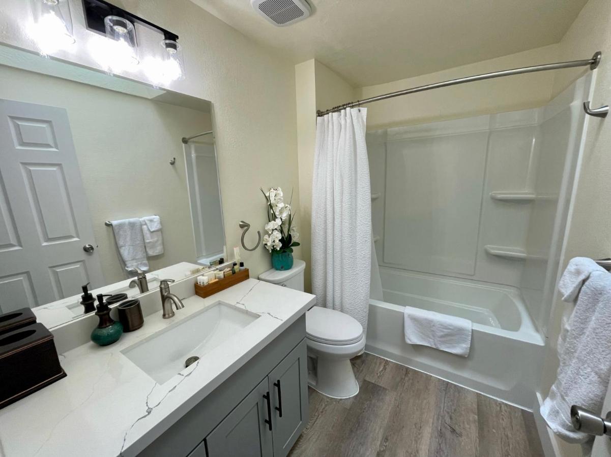 2 Bedrooms 1 Baths Sleep 5 With Compact Kitchen Apartment *
