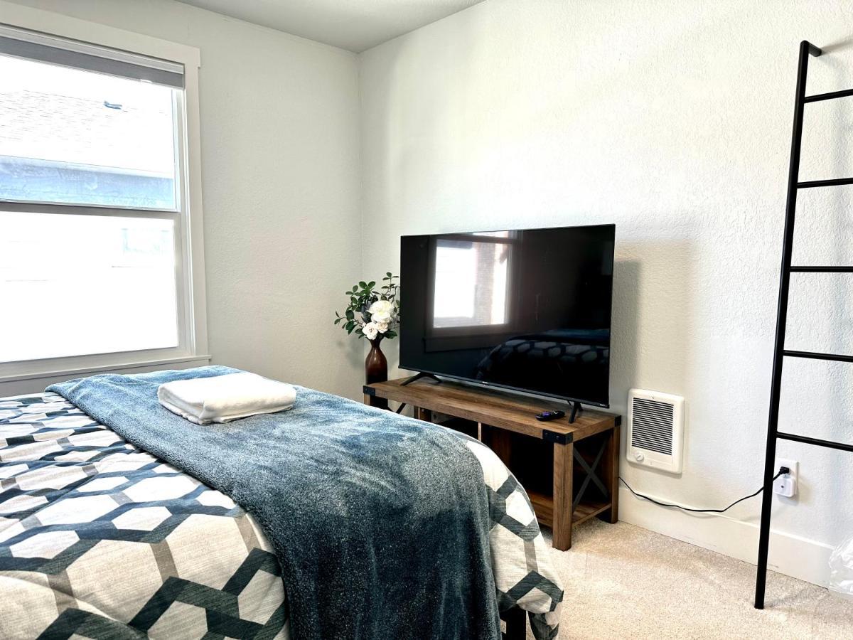 2 Bedrooms 1 Baths Sleep 5 With Compact Kitchen Apartment Tacoma