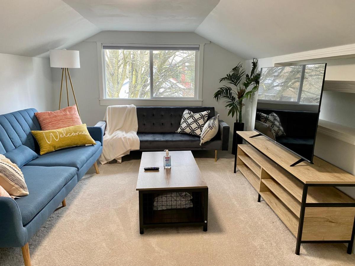 2 Bedrooms 1 Baths Sleep 5 With Compact Kitchen *