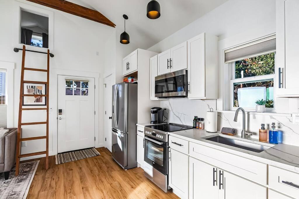 Walk To The Waterfront! The South Sound Apartment