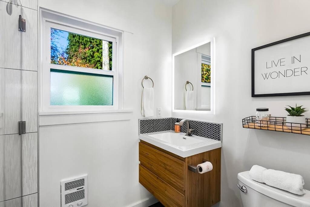 Walk To The Waterfront! The South Sound Apartment