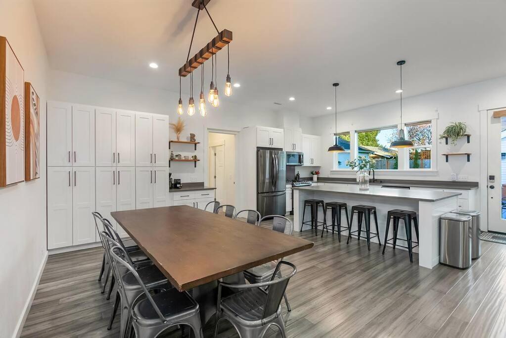 Apartment Walk To The Waterfront - Charmwood House In *