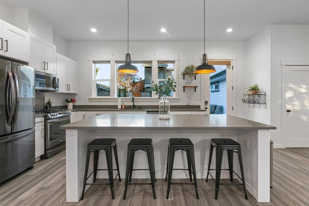 Apartment Walk To The Waterfront - Charmwood House In *