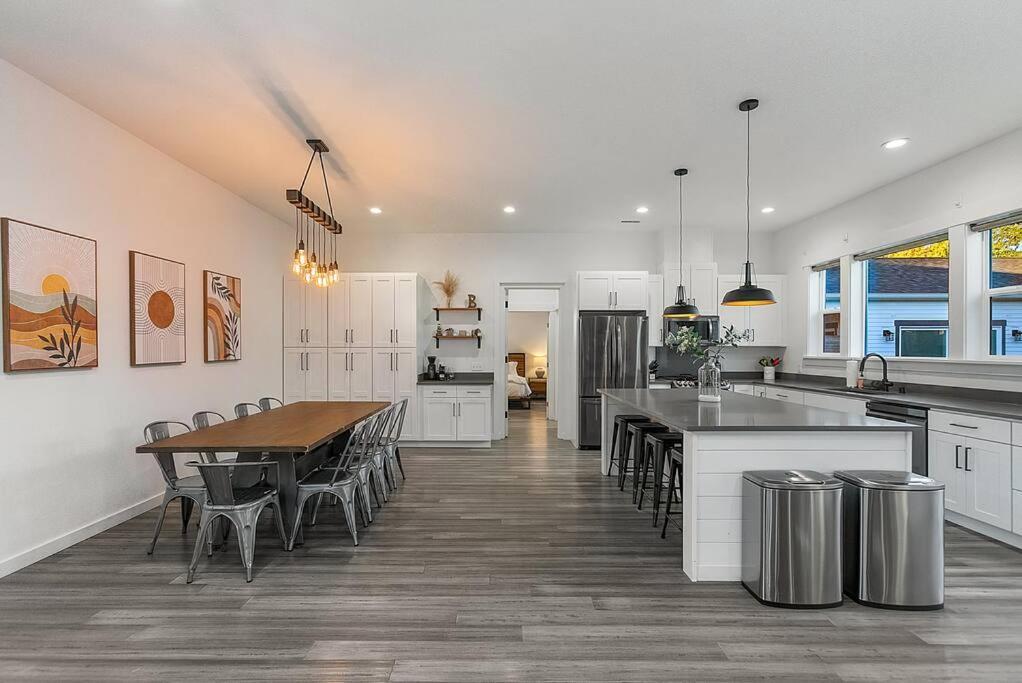 Apartment Walk To The Waterfront - Charmwood House In *