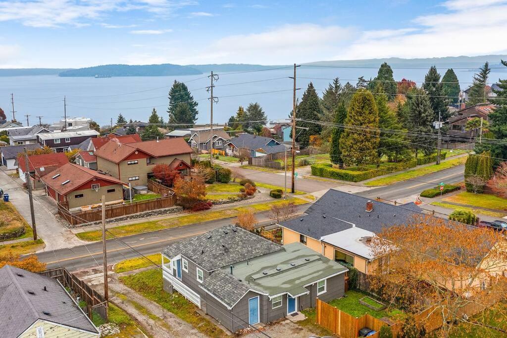 Walk To The Waterfront! The Hobbit House Apartment