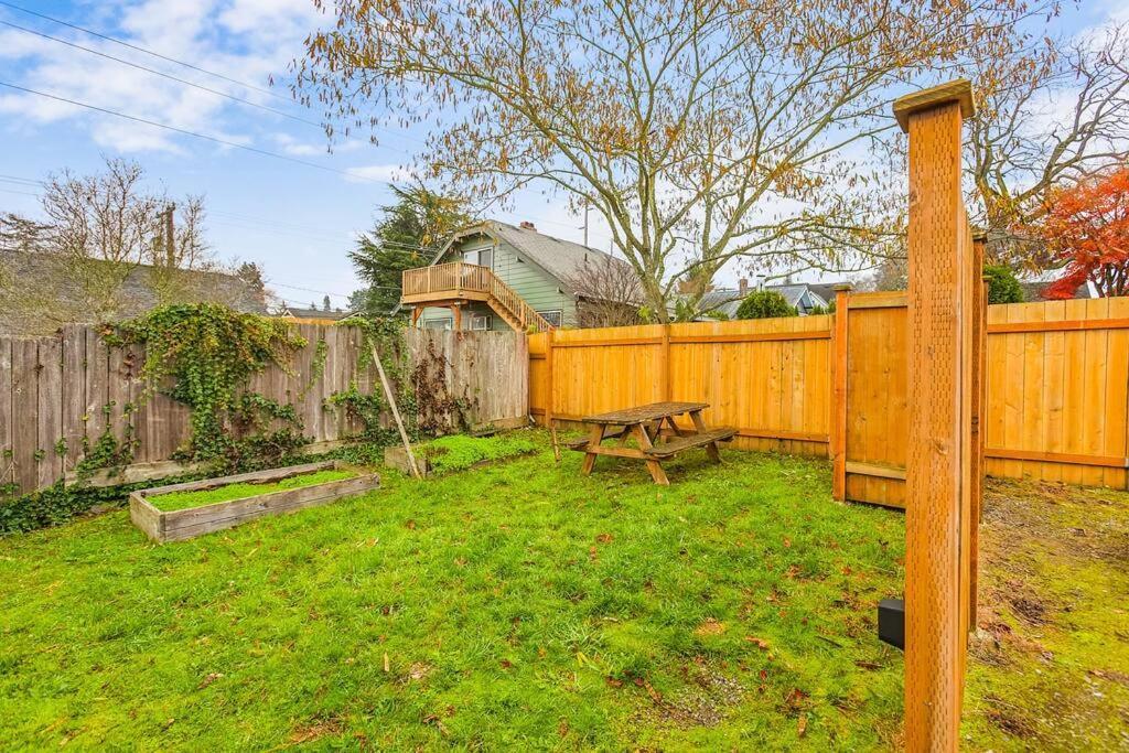 Walk To The Waterfront! The Hobbit House *