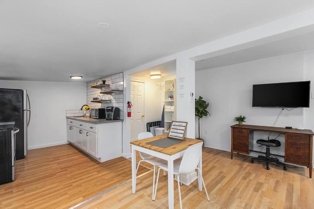 Walk To The Waterfront! The Hobbit House Apartment Tacoma