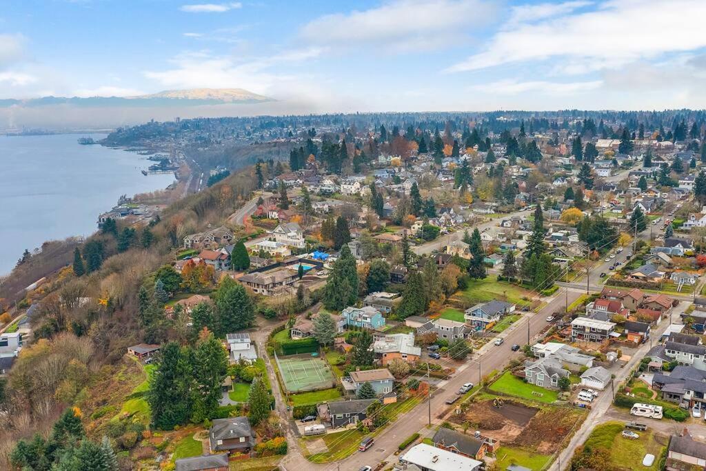 Walk To The Waterfront! The Hobbit House Apartment Tacoma
