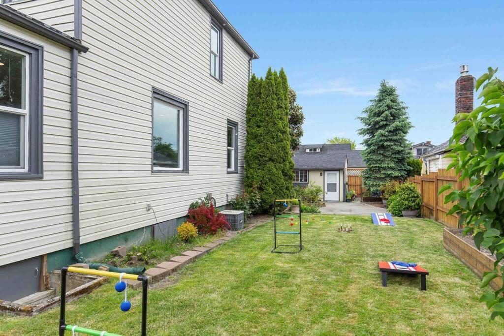 Family Compound W/guest House And Game Room! Tacoma