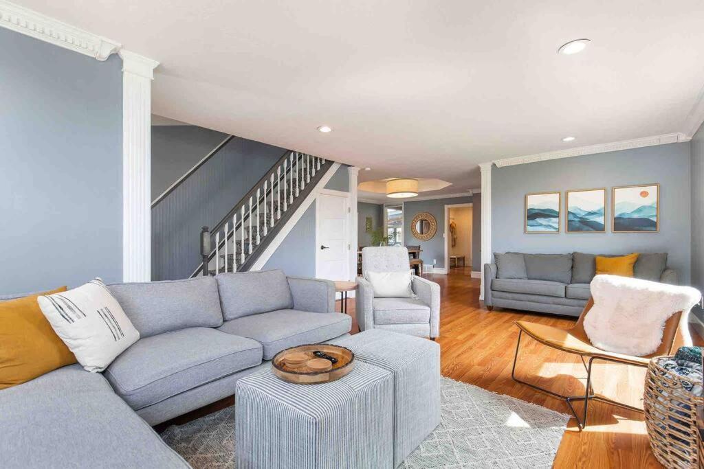 Family Compound W/guest House And Game Room! Holiday home
