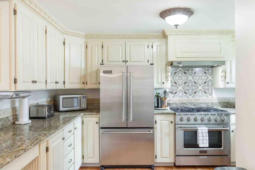 Family Compound W/guest House And Game Room! Holiday home Tacoma
