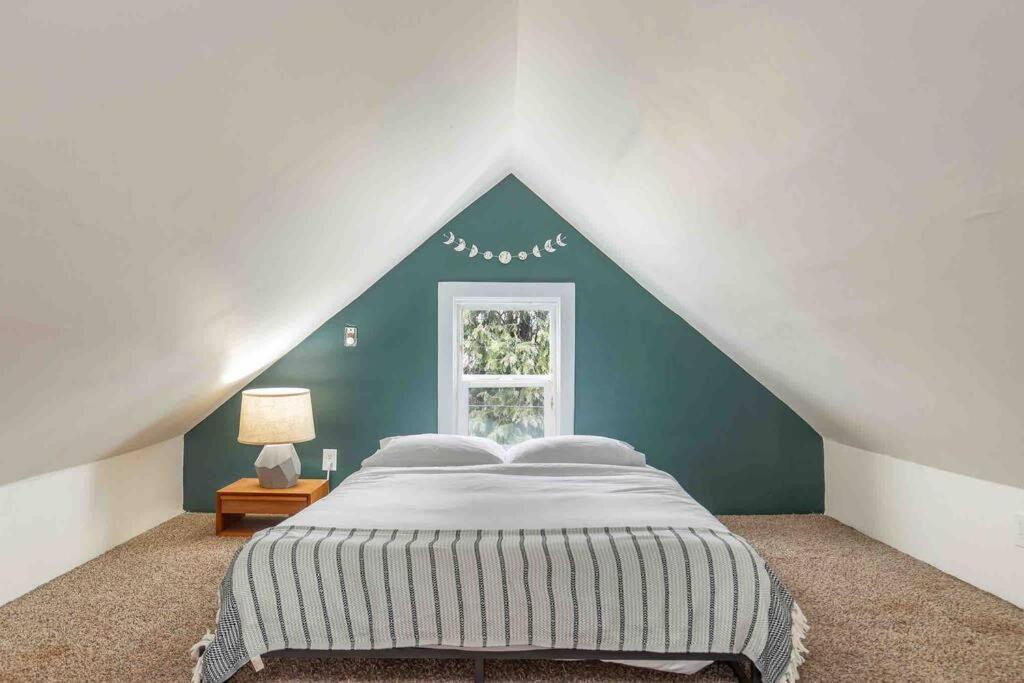 Family Compound W/guest House And Game Room! Holiday home